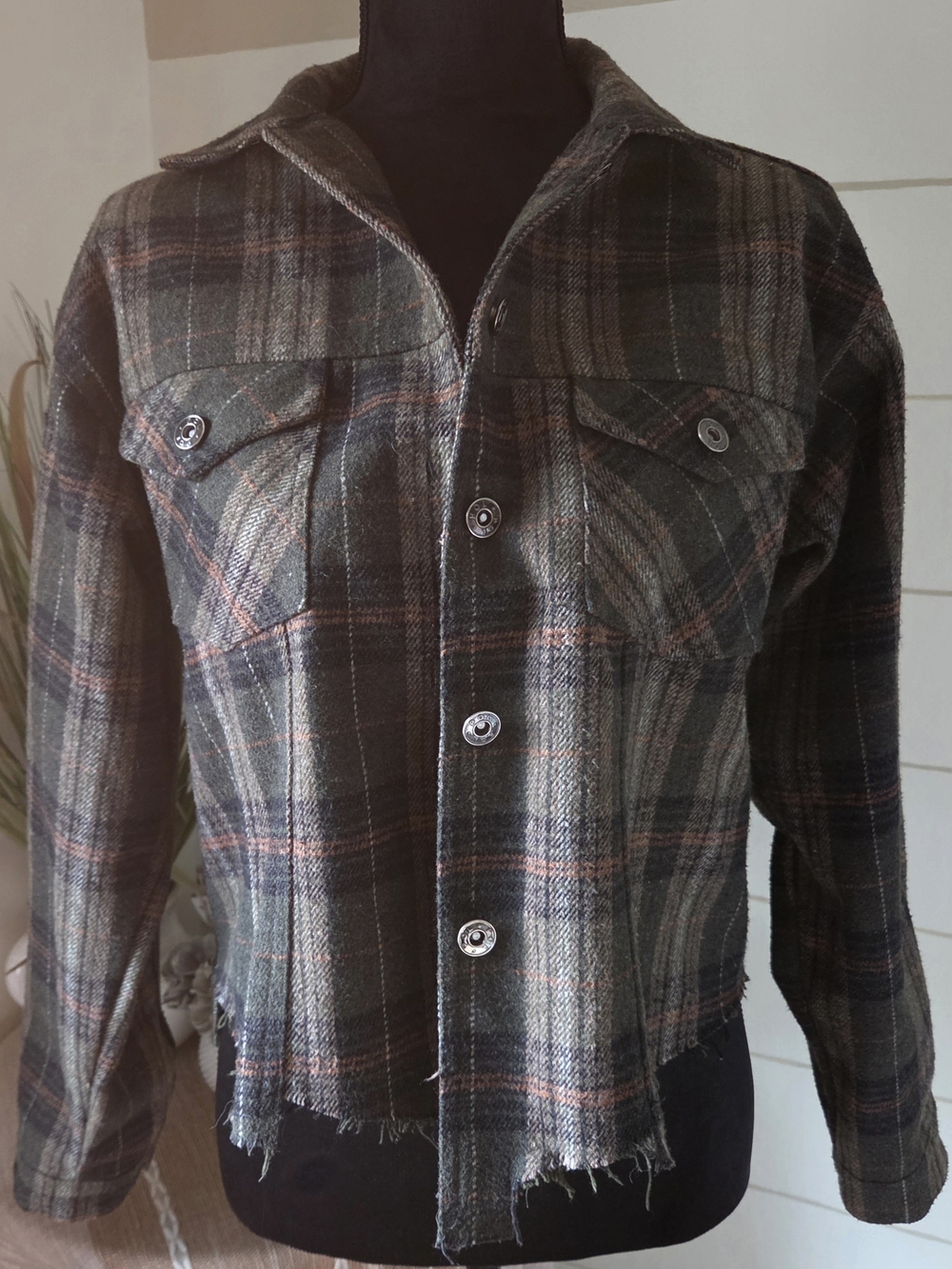 POL XS Green Flannel Crop Top Plaid Cabin Core Shacket Shark Bite Raw Hem Jacket